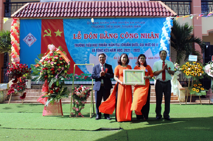 Truong tieu hoc Thuan Man to chuc Le don Bang cong nhan dat chuan Quoc gia 2